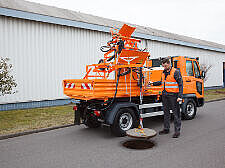 Geräteträger mit Gerät zum Saugen und Spülen für die Kanalreinigung.