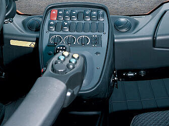 Steuerung und Bedienelemente eines Geräte- und Lastenträgers.